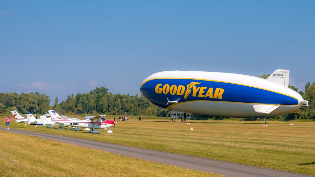 Bodensee Zeppelin steht auf dem Flugplatz Konstanz