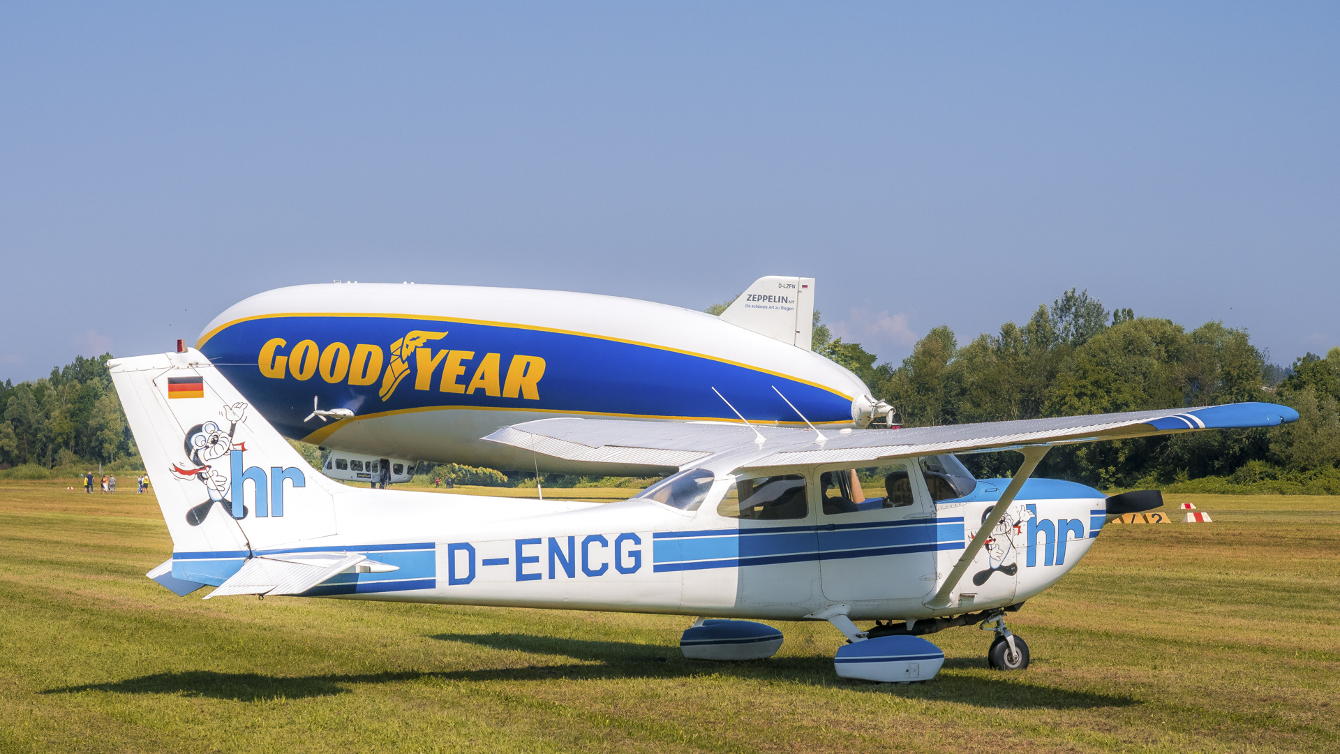Bodensee Zeppelin steht auf dem Flugplatz Konstanz