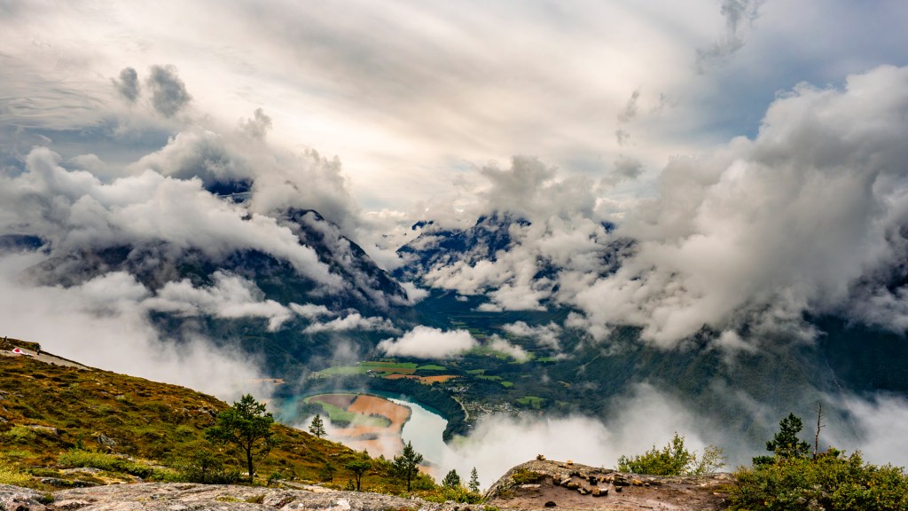 Blick ins wolkenverhangene Raumatal bei Andalsnes