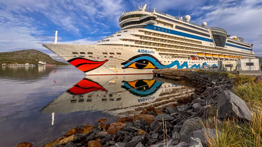 Die AIDAbella liegt in Alta (Nor)