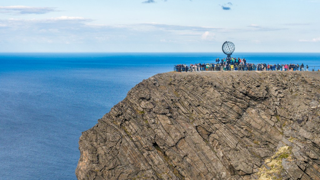 Der Norkappfelsen mit der Kugel und vielen Menschen
