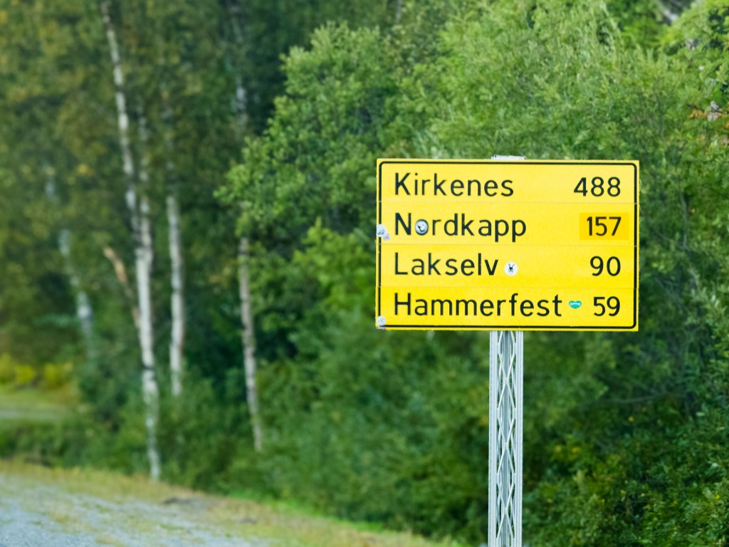 Hinweisschild mit Kilometerangaben zum Nordkapp