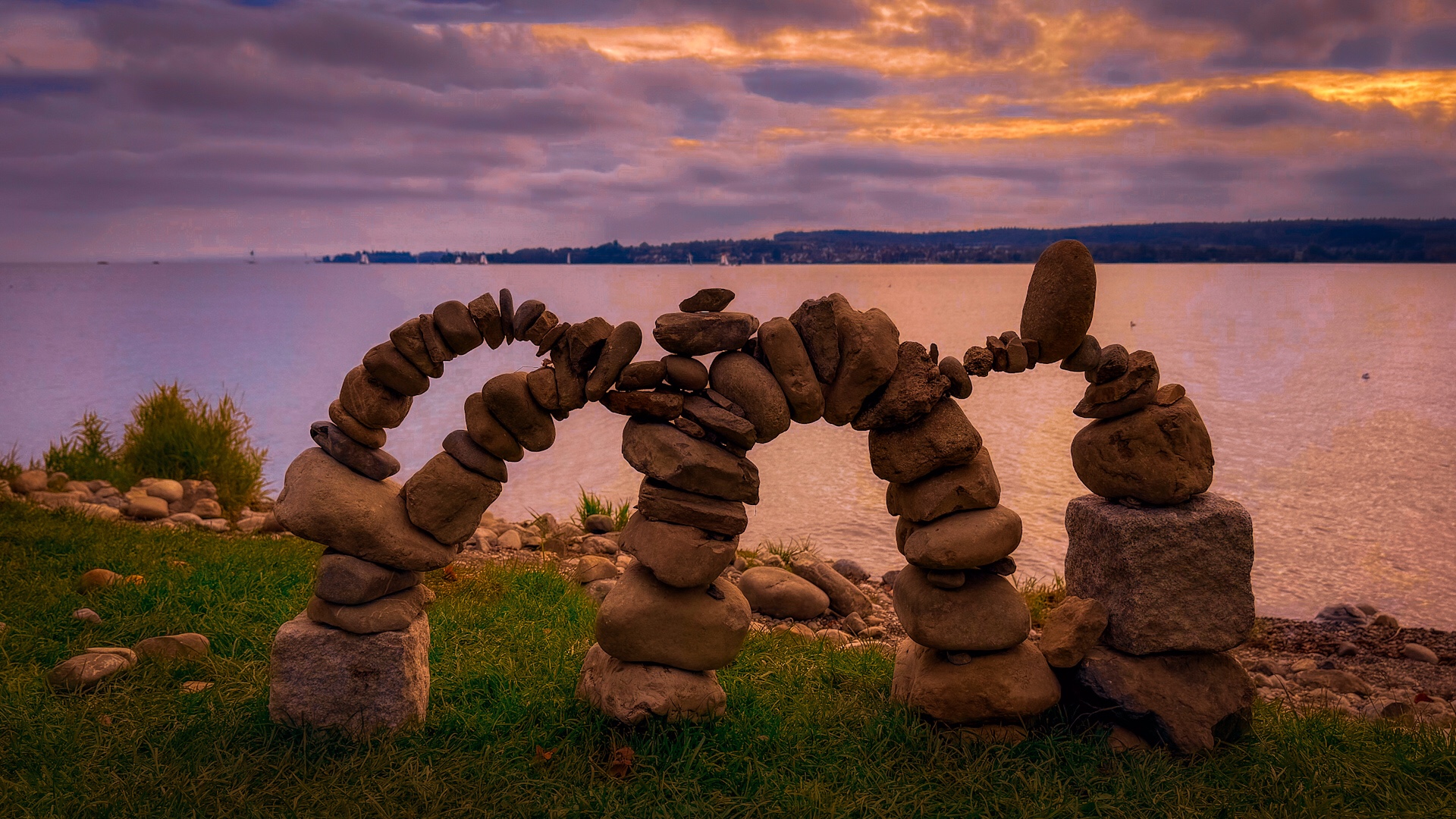Steinfigur am Ufer des Bodensees