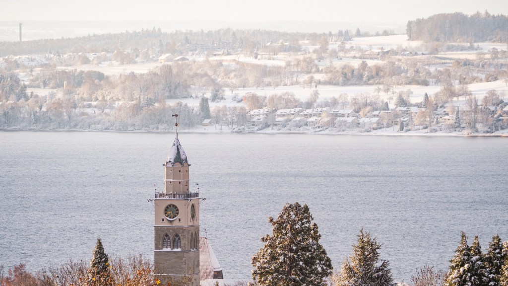 Blick über das Überlinger Münster hinüber auf den verschneiten Bodanrück