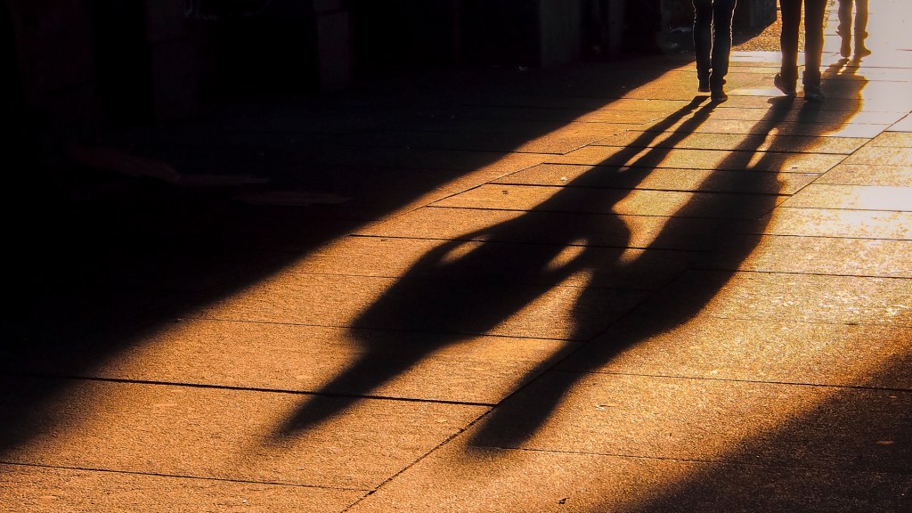 Lange Schatten von Personen im Gegenlicht.