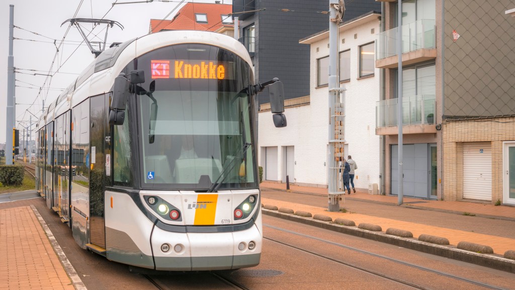 Eine Straßenbahn - Kusttram - an der belgischen Küste