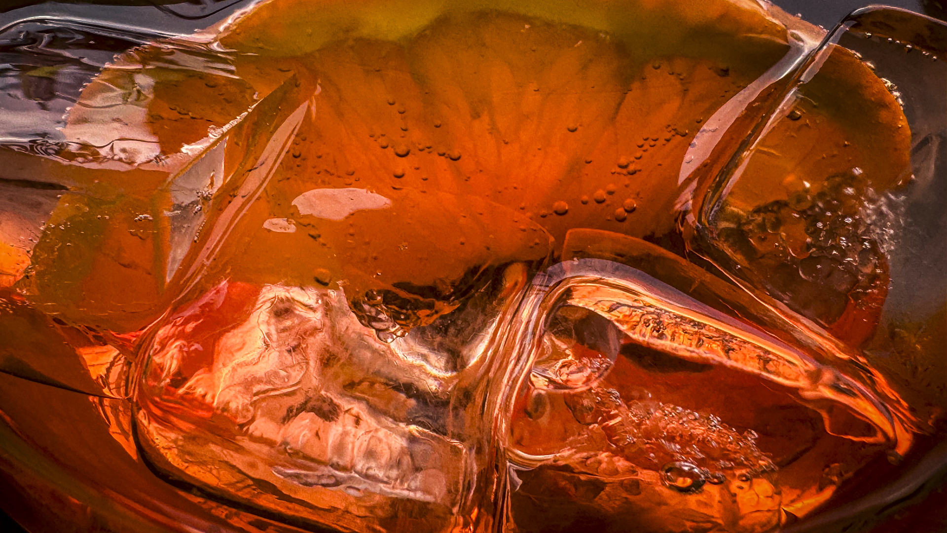 Nahaufnahme eines Aperol Spritz mit Schwerpunkt Eiswürfel