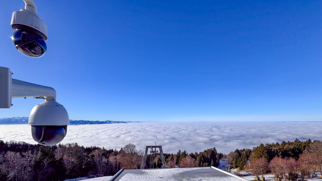 Blick vom Pfänder in Höhe der Webcam. Dicke Wolken verhindern die Sicht auf den Bodensee