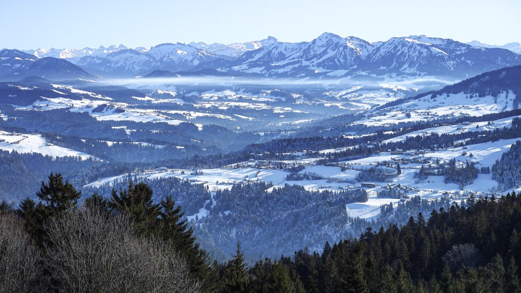 Blick vom Pfänder in das dahinterliegende Tal mit Alpen
