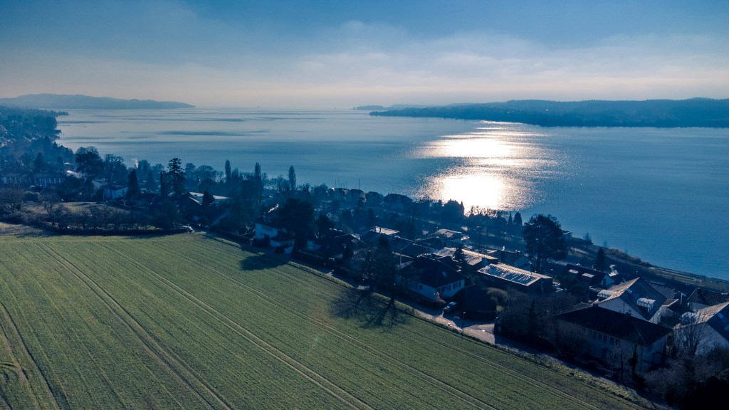 Weiter Drohnenblick über Überlingen und den Bodensee