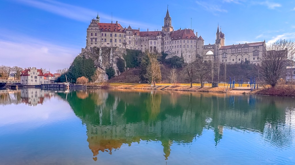 Das Schloss in Sigmaringen, im Vordergrund die Donau