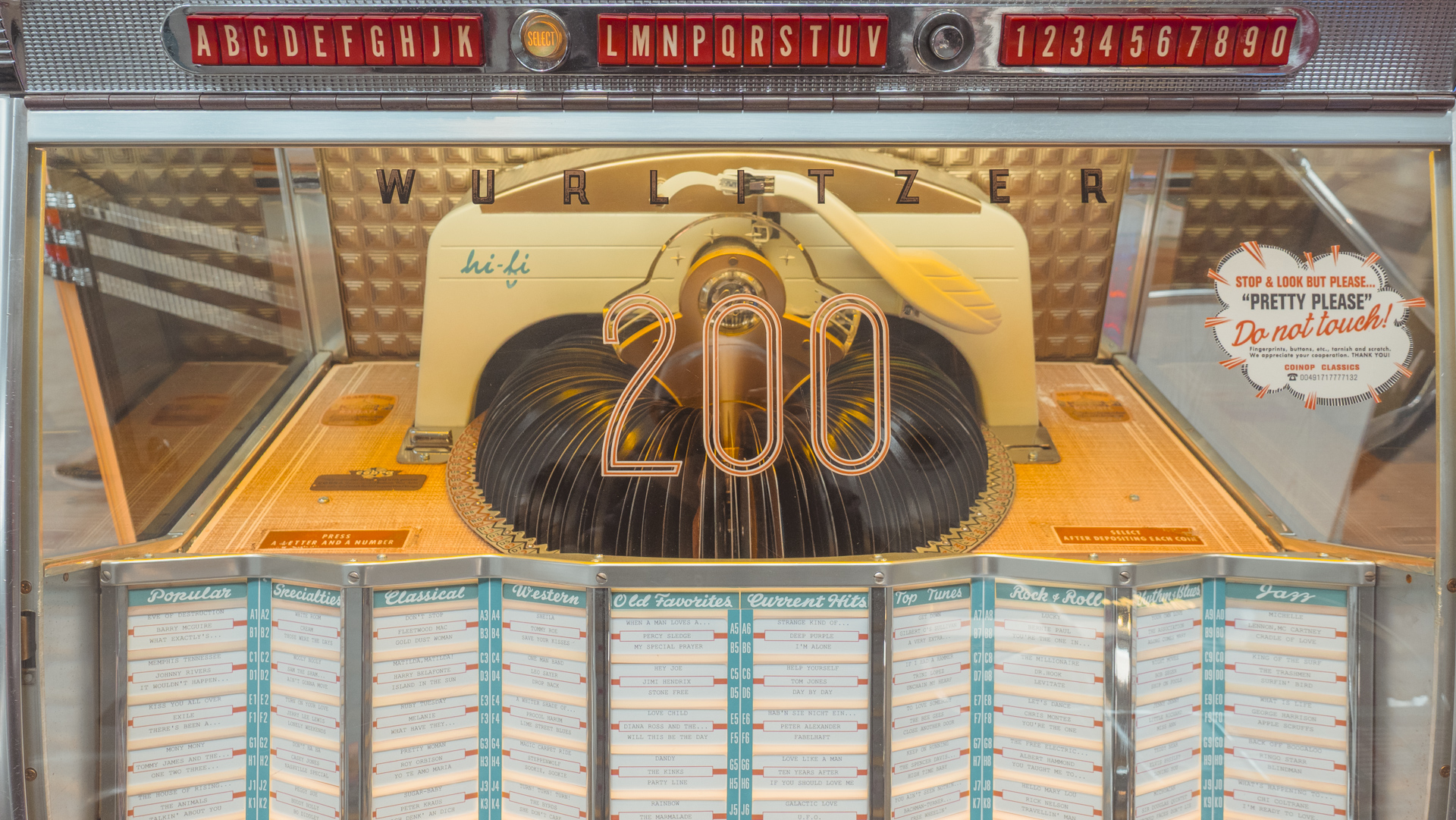 Detailaufnahme einer alten Wurlitzer Jukebox mit Singleplatten