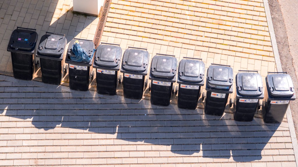 10 schwarze Mülltonnen von oben fotografiert