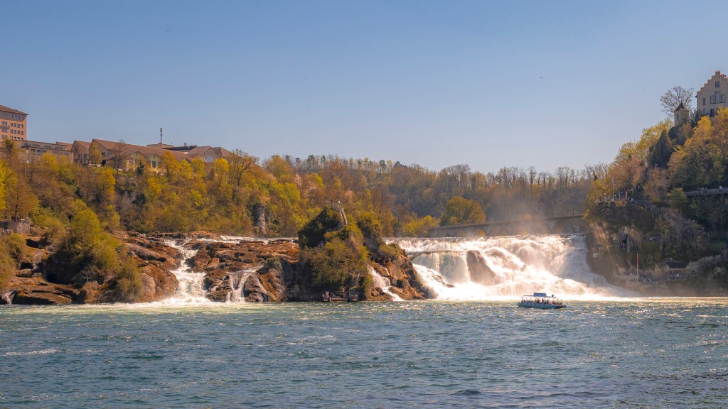 Der Rheinfall bei Schaffhausen im April 2025