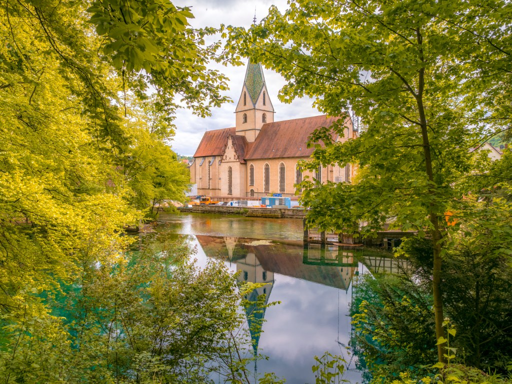 Kloster Blaubeuren spiegelt sich im Blautopf
