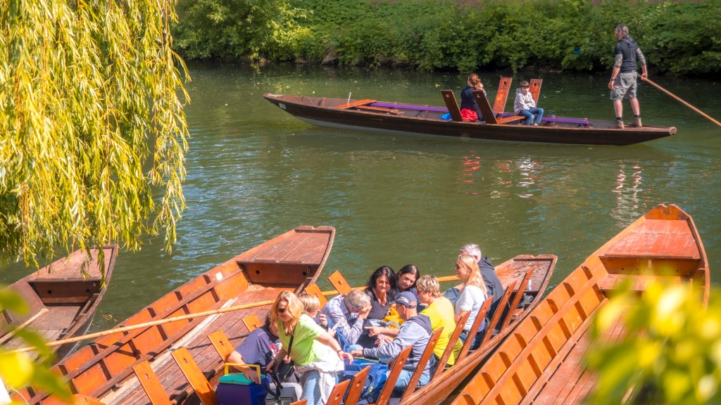 Stakbote auf dem Neckar in Tübingen