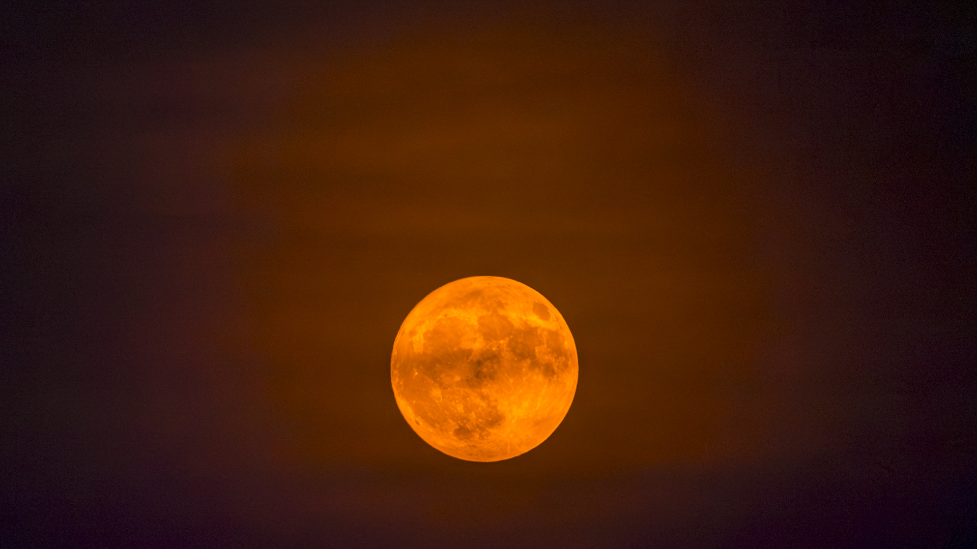 Vollmond mit rotem Schleier