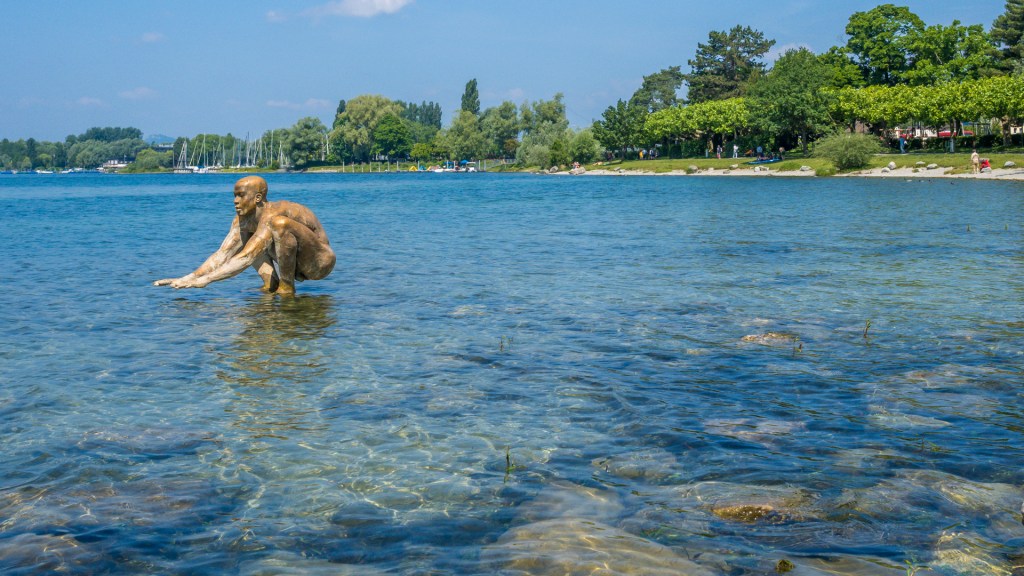 Die Figur El Niño in Radolfzell im Wasser des Bodensees