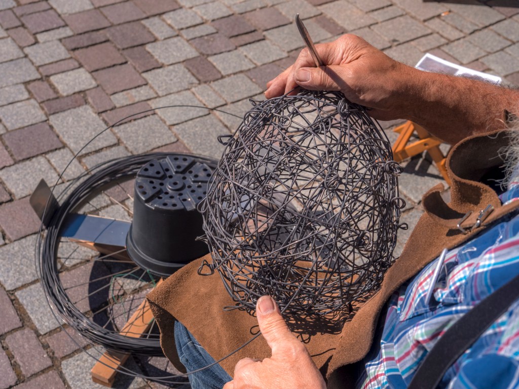 Walter Zepf beim Eisenbiegen in Überlingen