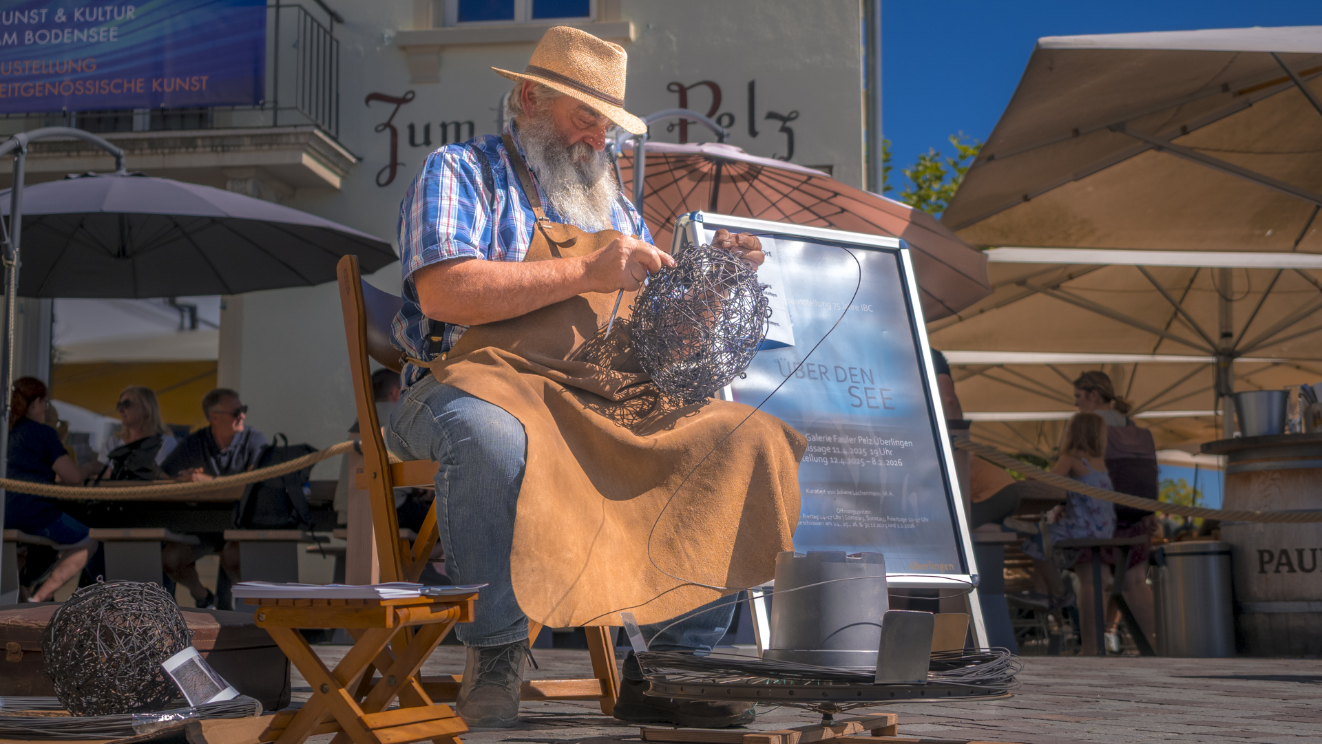 Walter Zepf beim Eisenbiegen in Überlingen