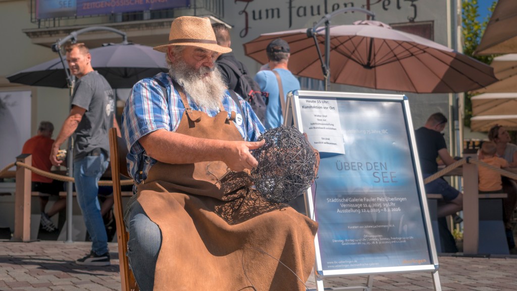 Walter Zepf beim Eisenbiegen in Überlingen