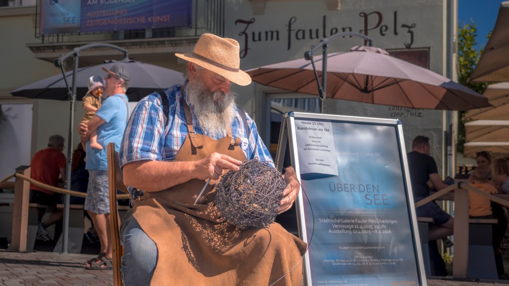Walter Zepf beim Eisenbiegen in Überlingen