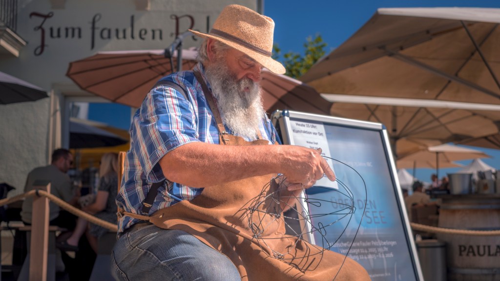 Walter Zepf beim Eisenbiegen in Überlingen