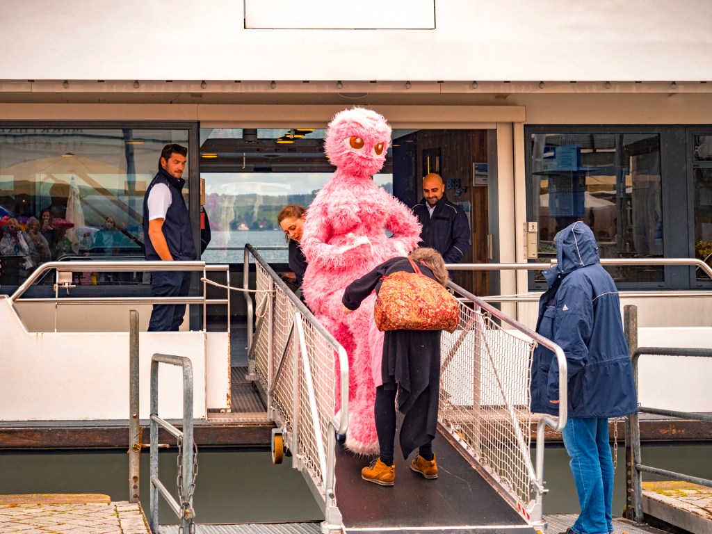 Kunstfigur Yeta landet mit dem Schiff am Landungsplatz in Überlingen