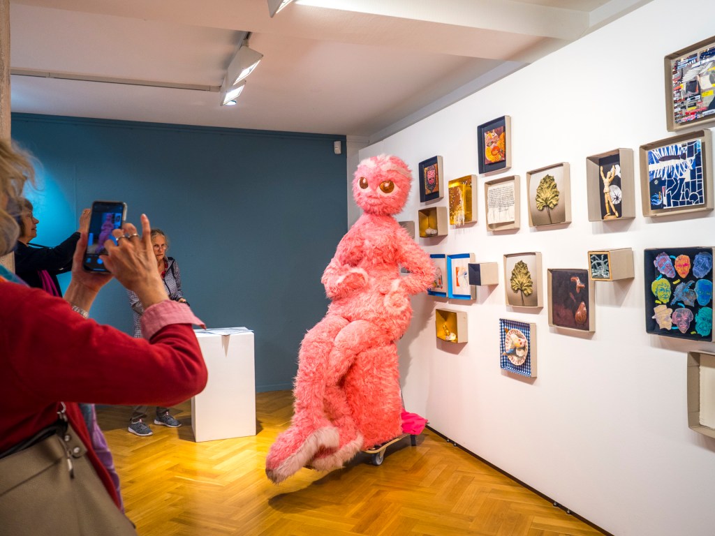 Kunstfigur Yeta vor Kunst in der Galerie Fauler Pelz in Überlingen