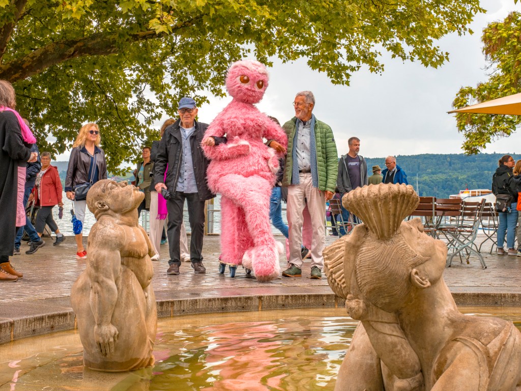 Kunstfigur Yeta am Lenkbrunnen in Überlingen