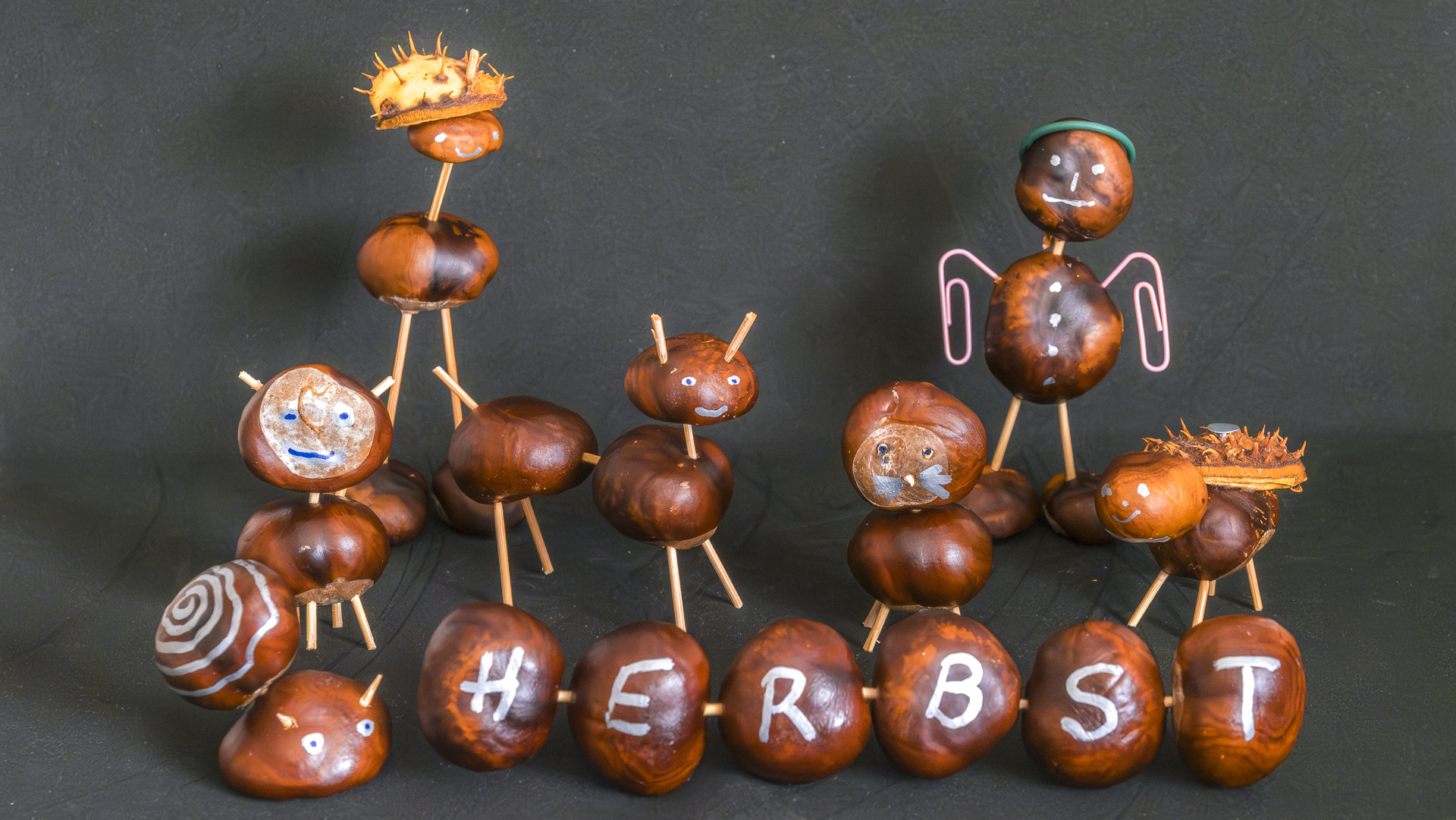 Kastanienfiguren vor dunklem Hintergrund