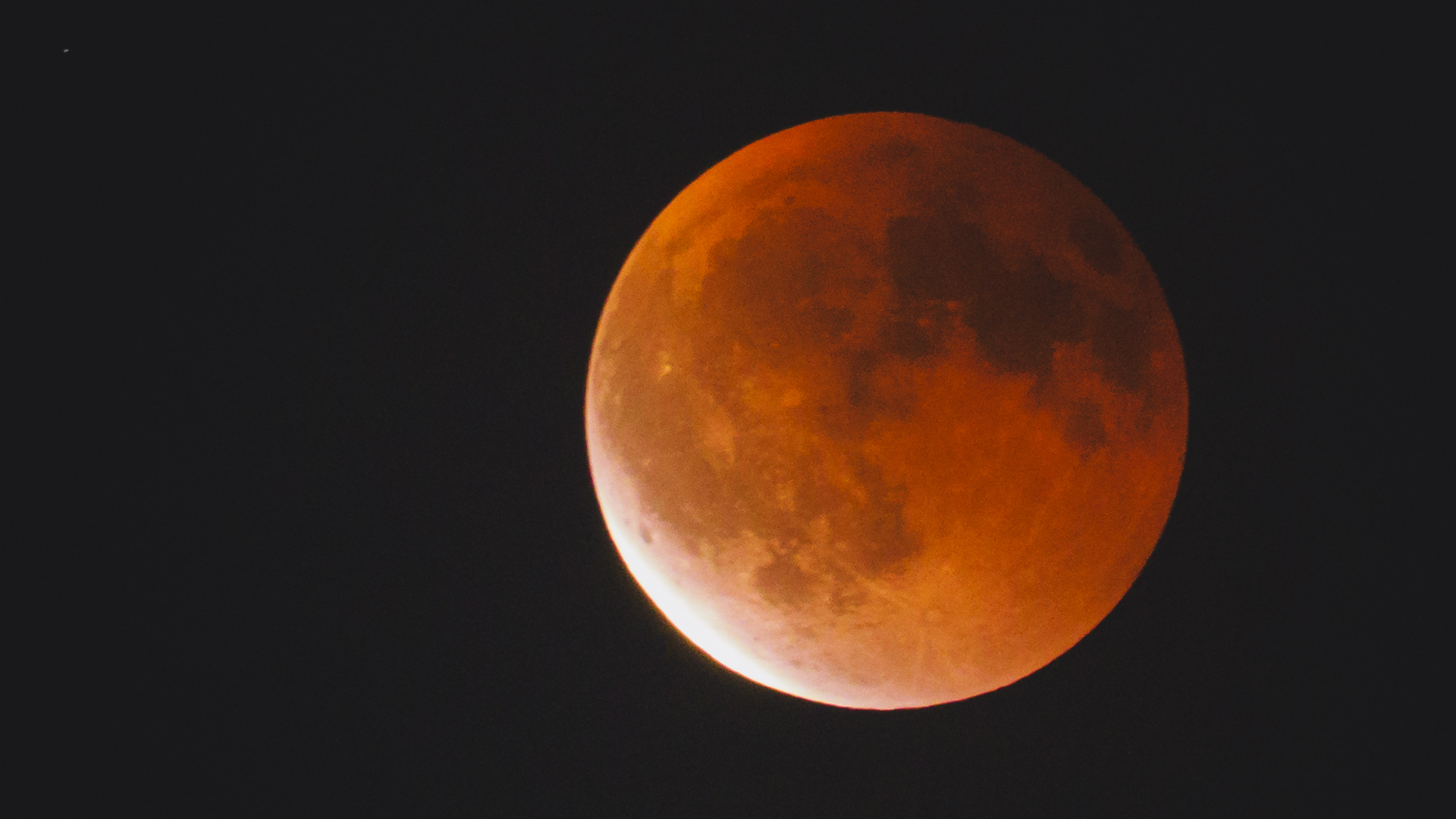 Blutmond am Himmel über dem Bodensee