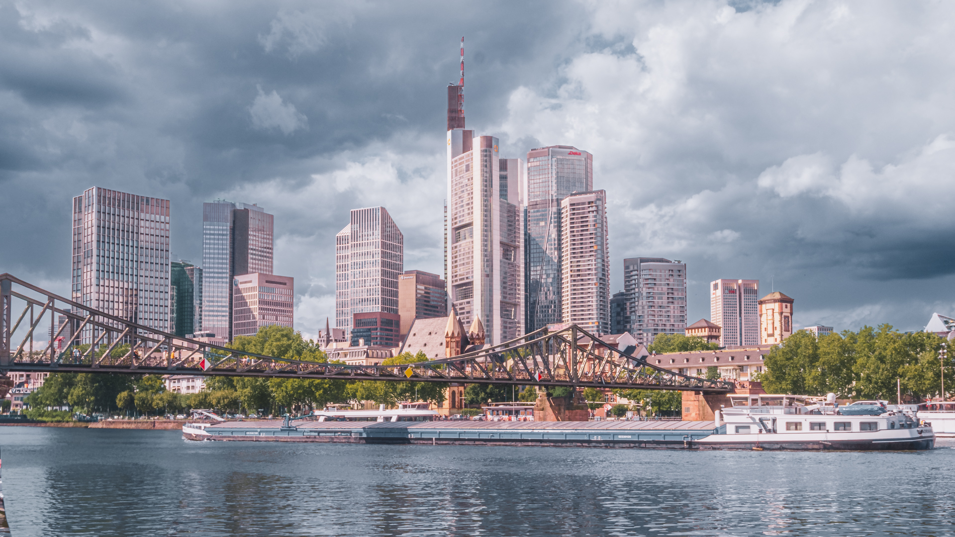 Frankfurter Skyline mit Main und Eiserner Steg