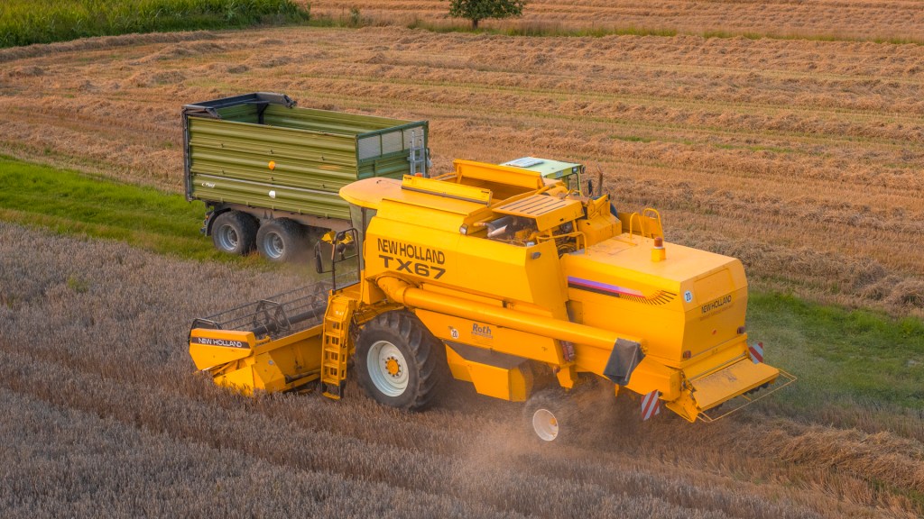 Mähdrescher erntet ein Feld