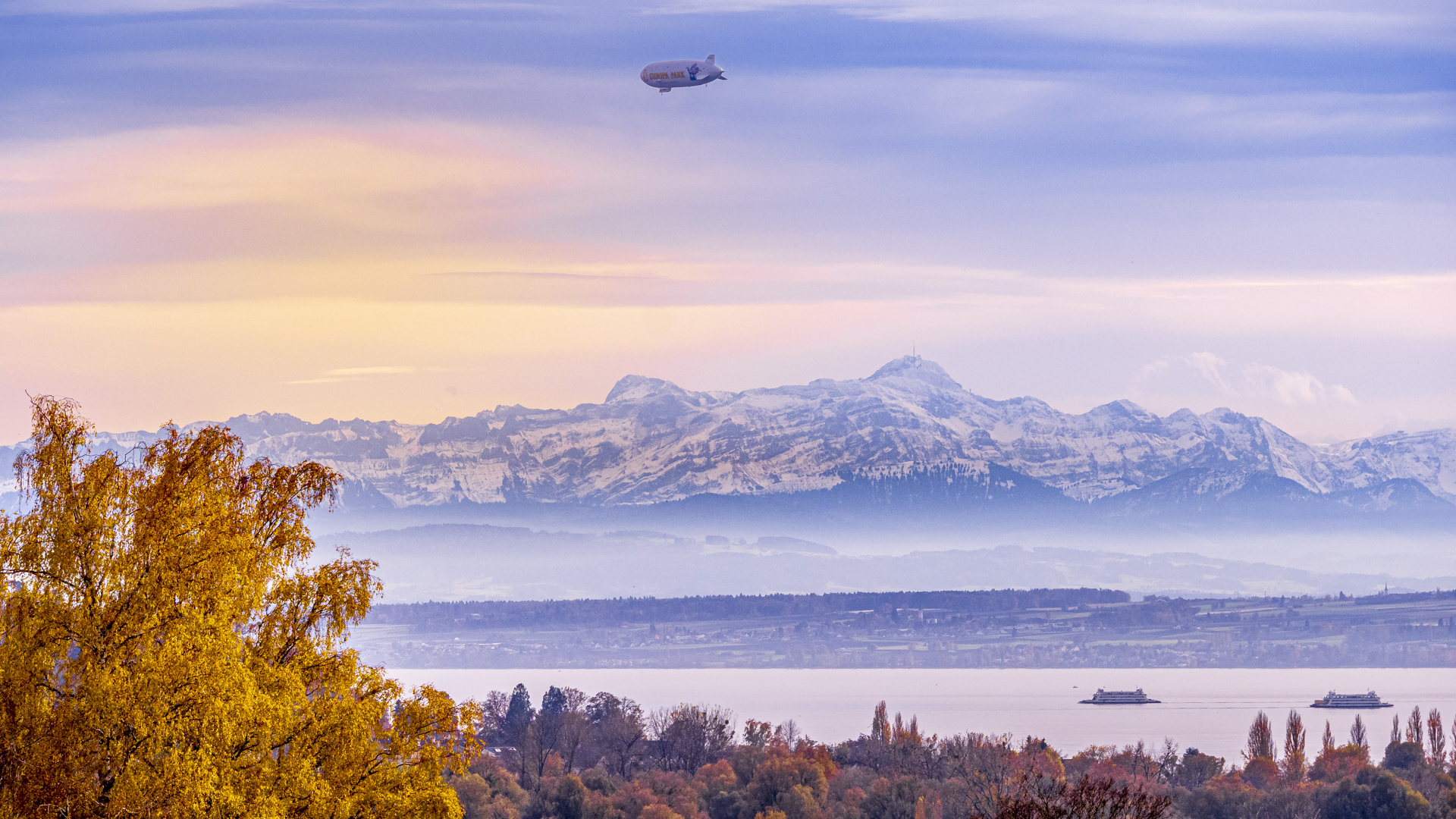 Blick über den Bodensee von der Birnau. Im Hintergrund der Säntis, ganz oben ein Zeppelin.