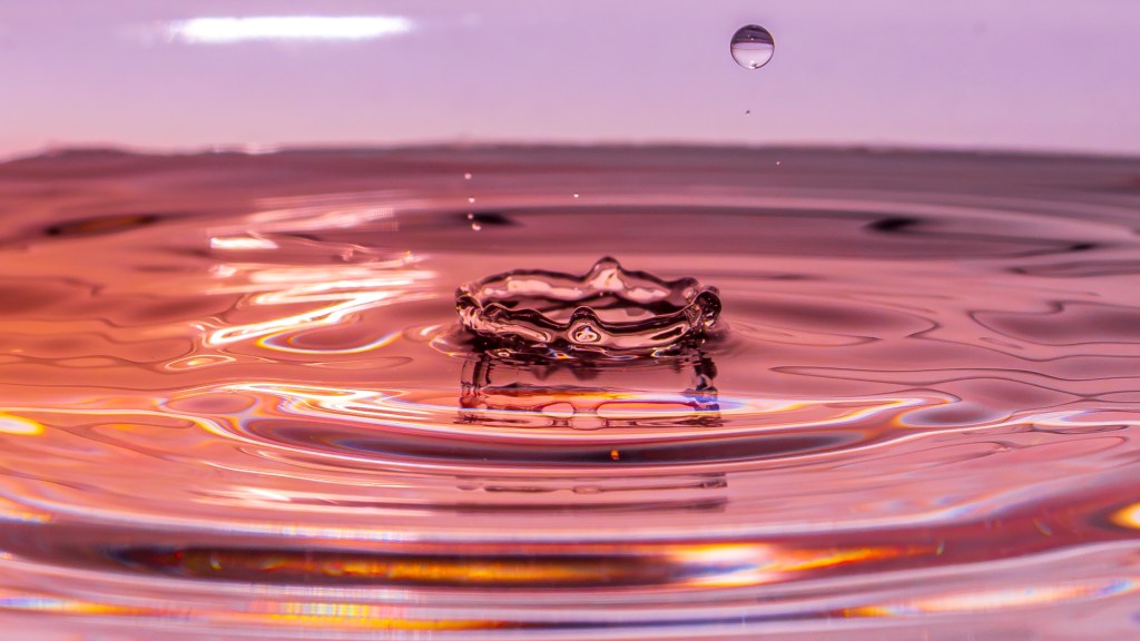 Wassertropfen springen aus Wasseroberfläche