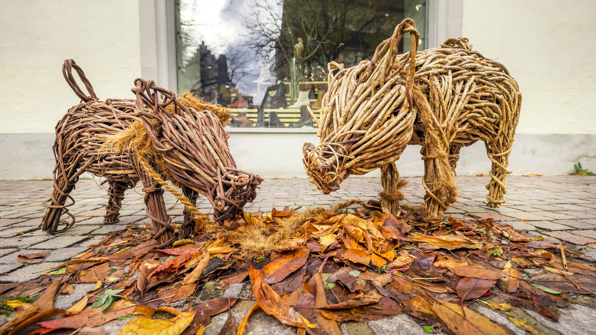 Wildschweinfiguren aus Ästen geflochten