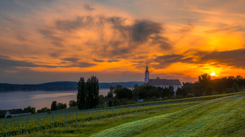 Sonnenuntergang am Bodensee, im Vordergrund das Kloster Birnau