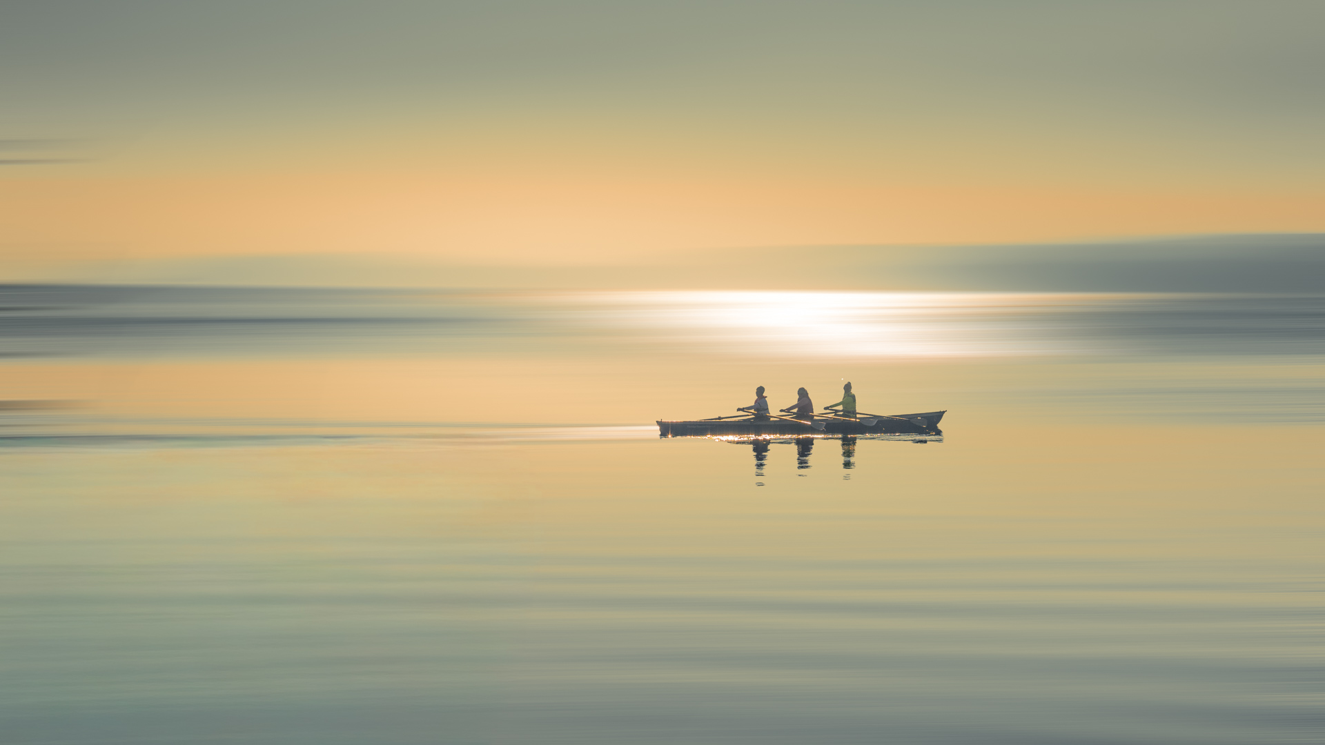 Ein Ruderboot auf einem See, der durch Bewegungsunschärfe leicht verwischt ist