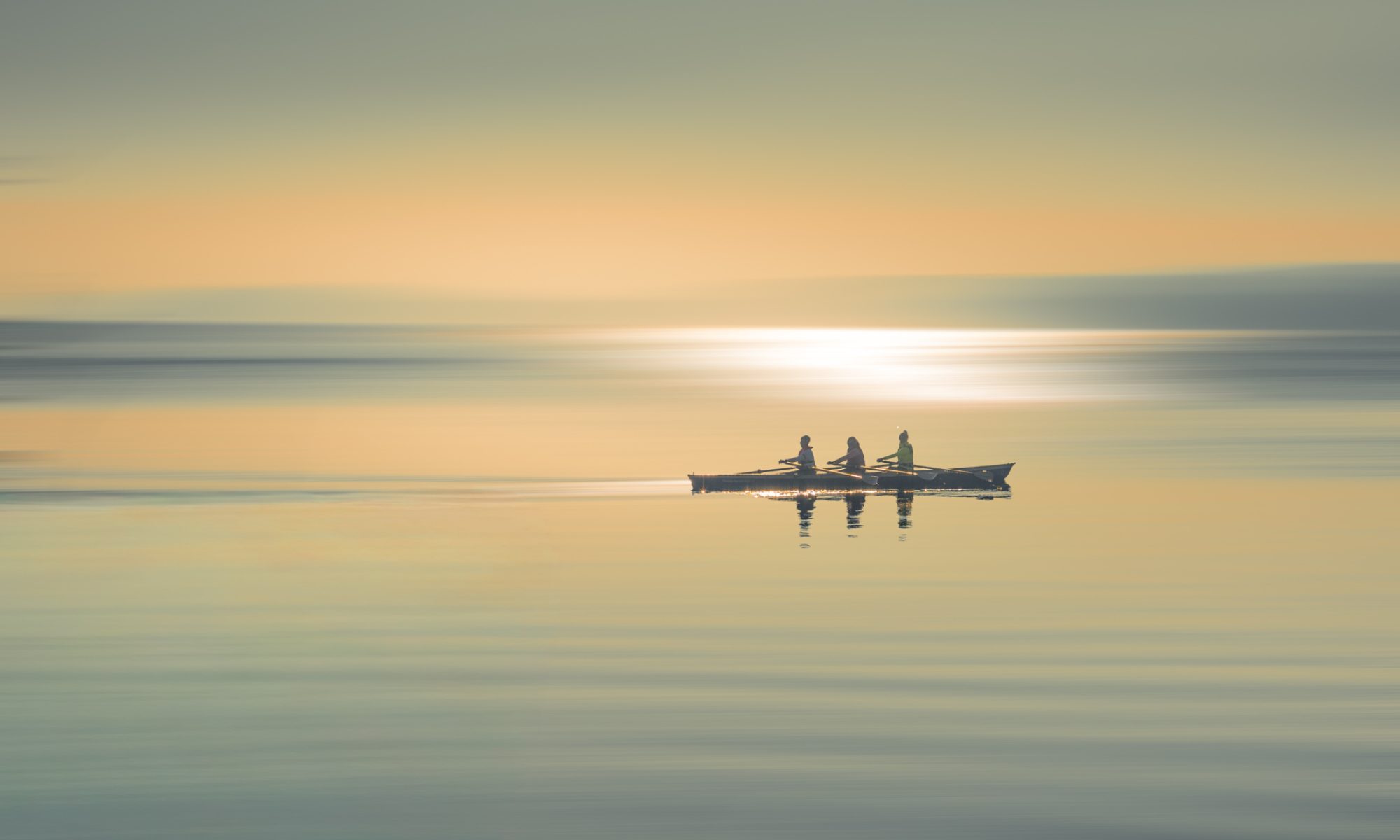Ein Ruderboot auf einem See, der durch Bewegungsunschärfe leicht verwischt ist