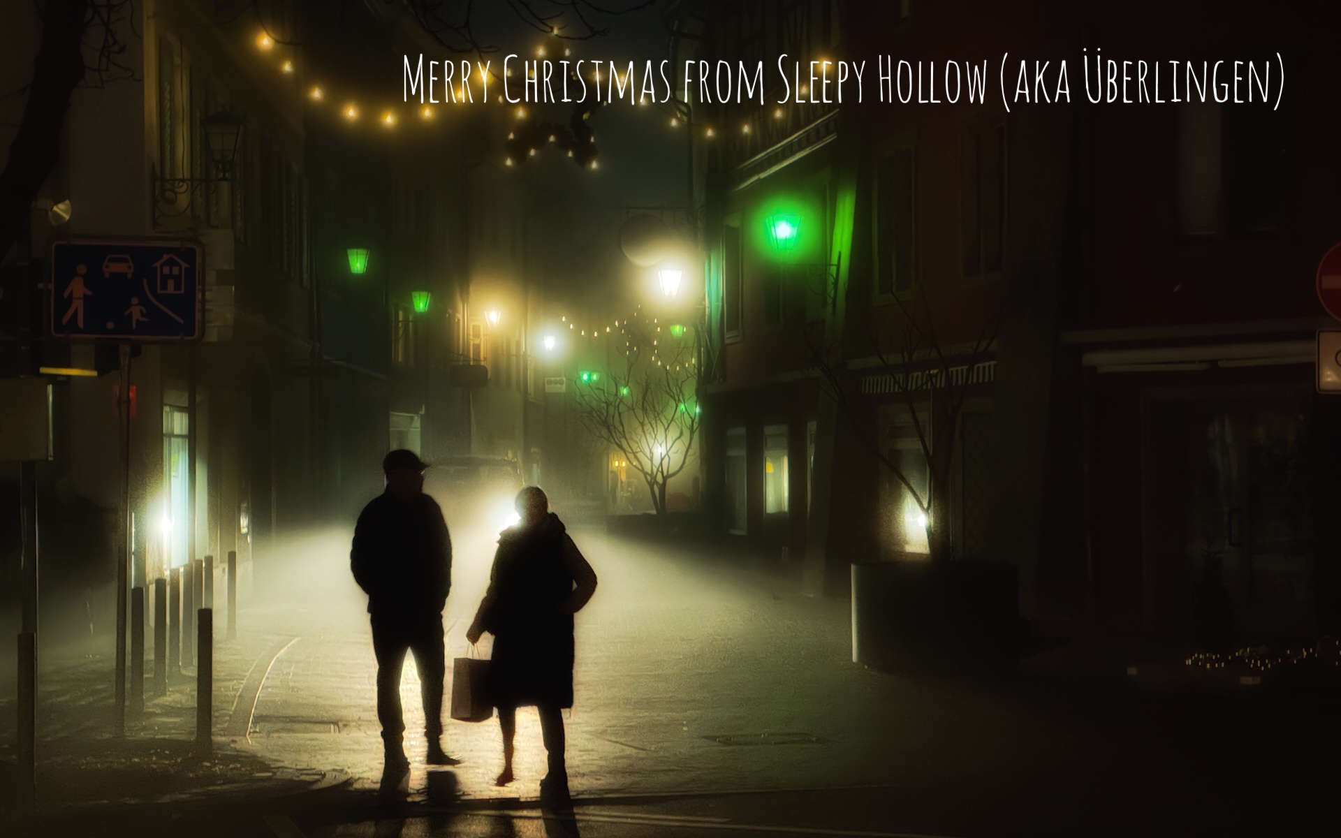 Ein stimmungsvolles Foto einer beleuchteten Straßenszene aus Überlingen