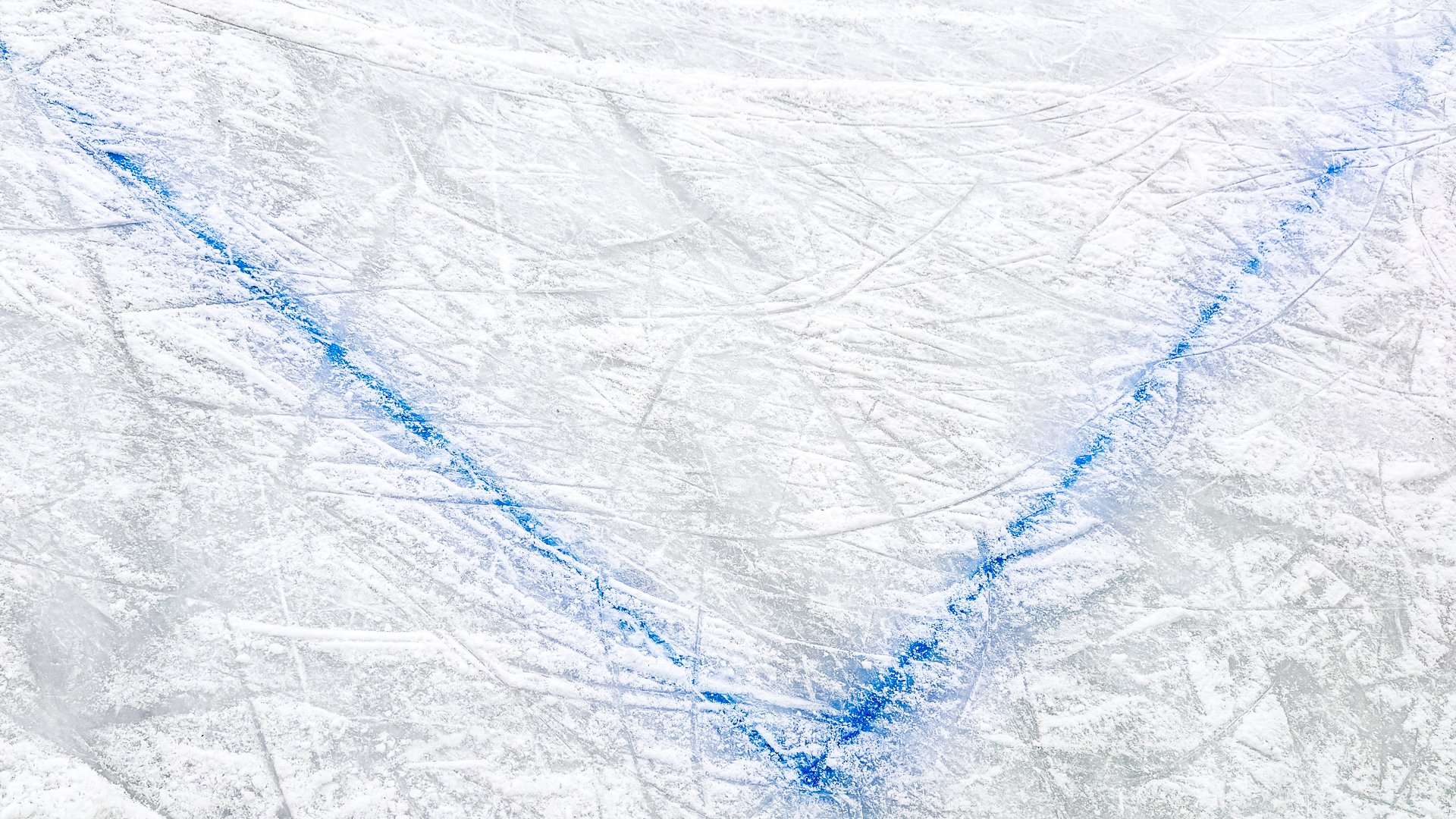 Zwei blaue Linien auf einer Eislauffläche