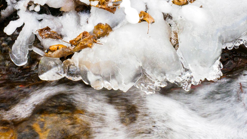 Eisblöcke an einem Bach