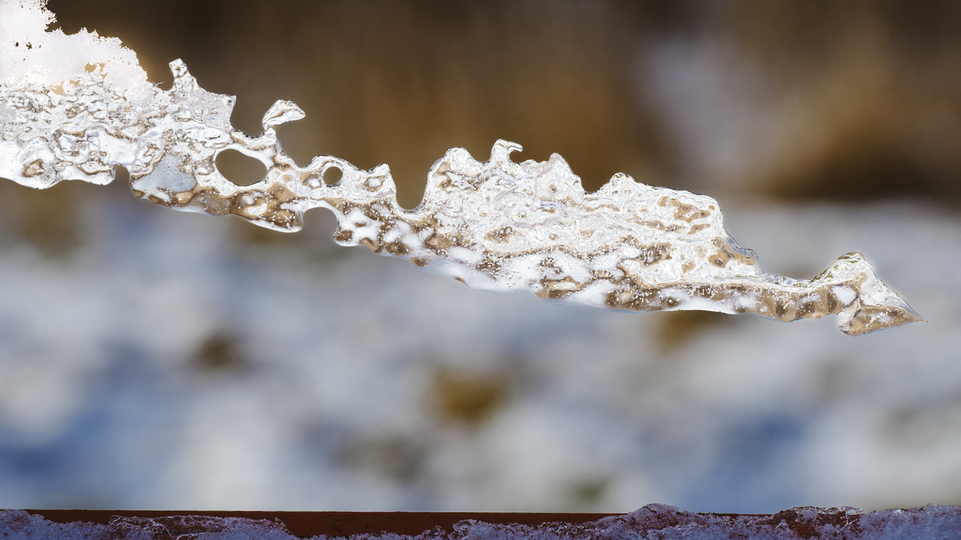 Ein filigranes Stück Eis an einer Bank