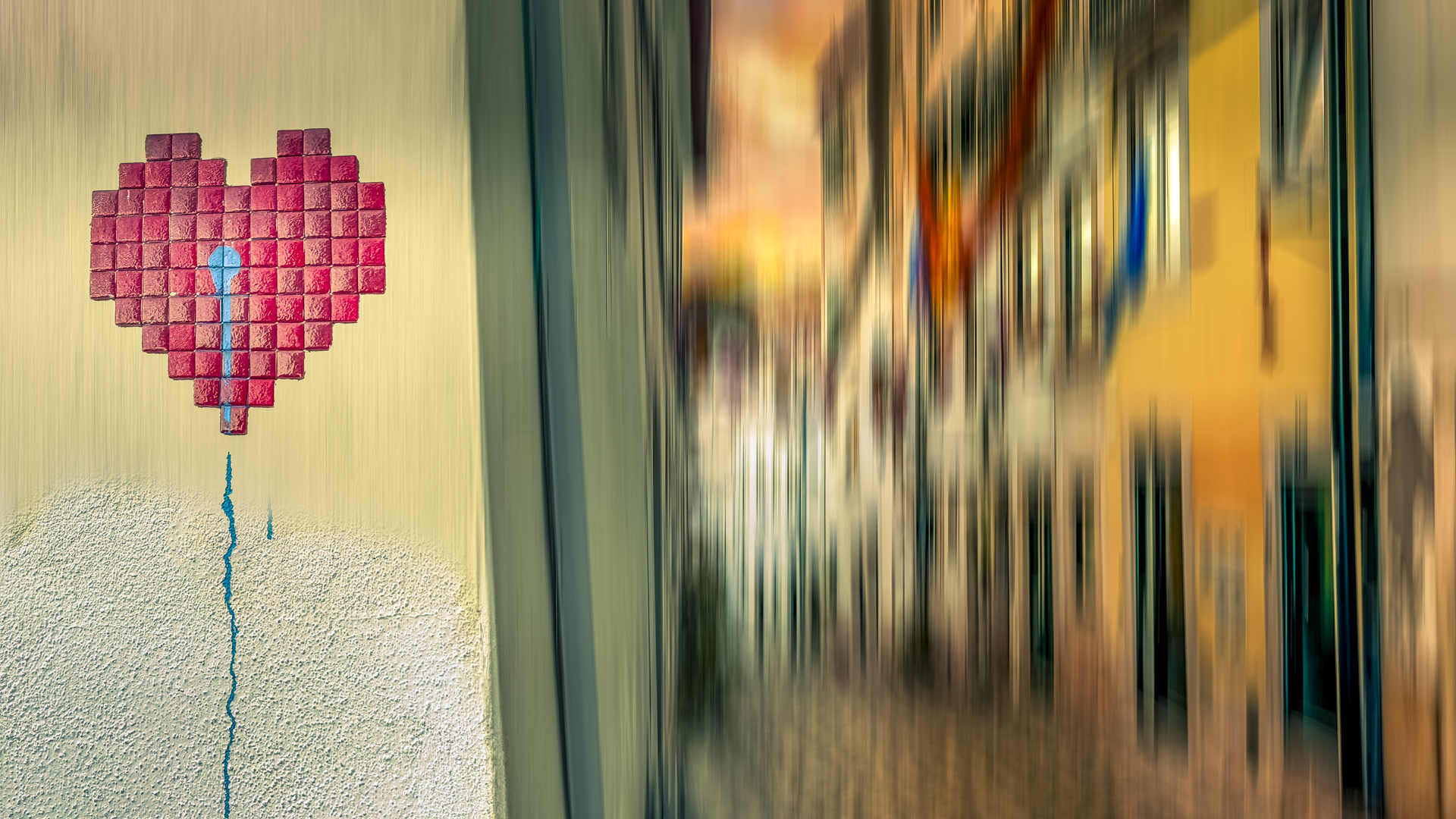 Straßenszene aus Lissabon verfremdet nach Josh Adamski. Links an der Hauswand ein rotes Herz aus Mosaiksteinen klar zu erkennen.