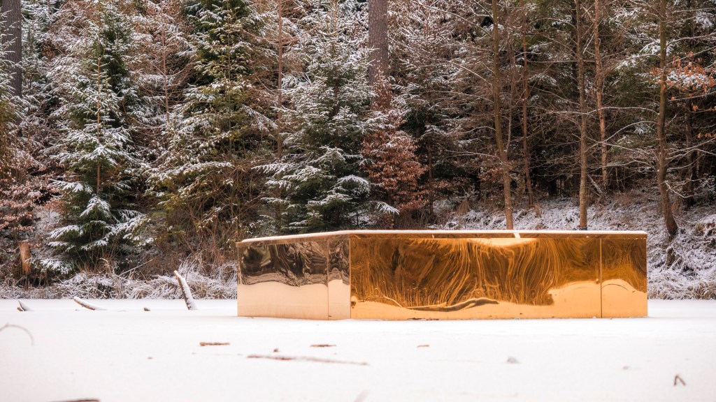 Ein schwimmender Barren in einem winterlichen See