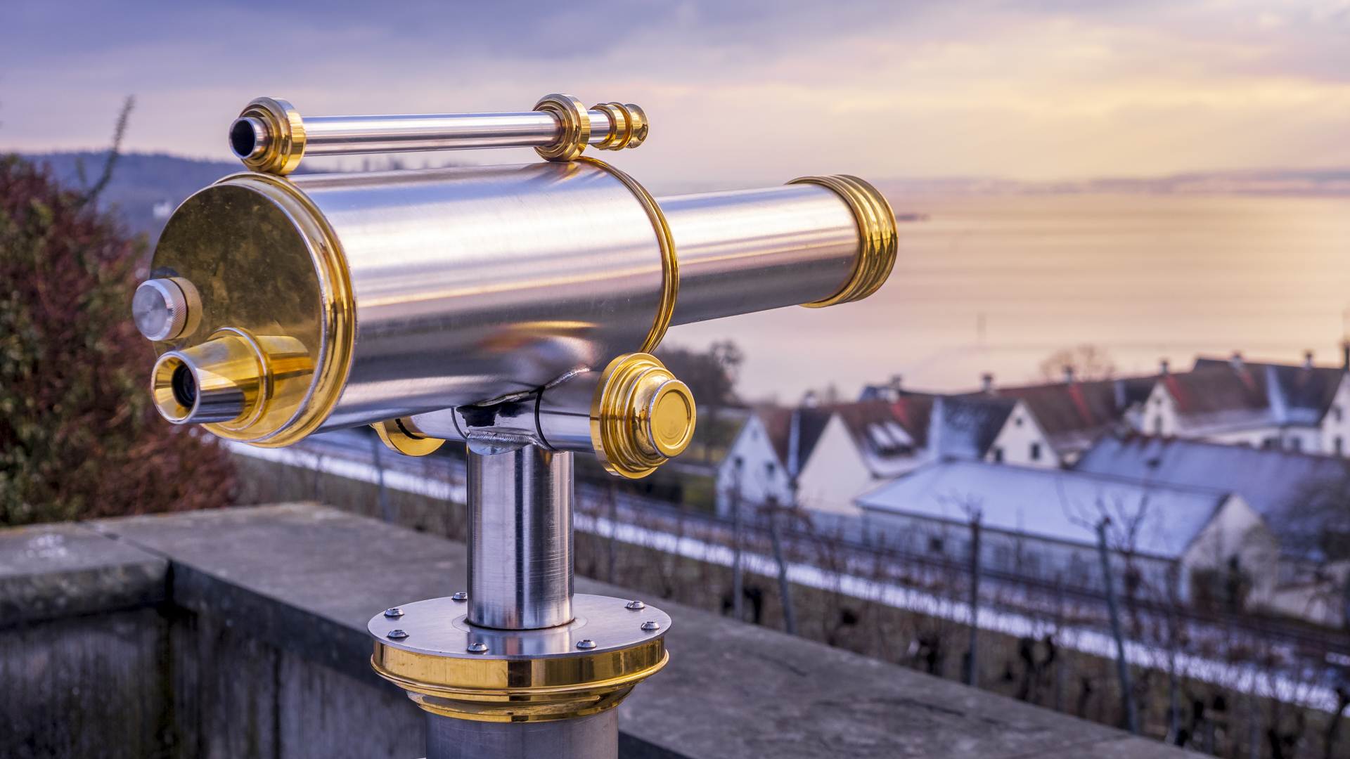 Silber-Goldenes Fernrohr auf dem Platz vor der Birnau mit Blick auf den Bodensee