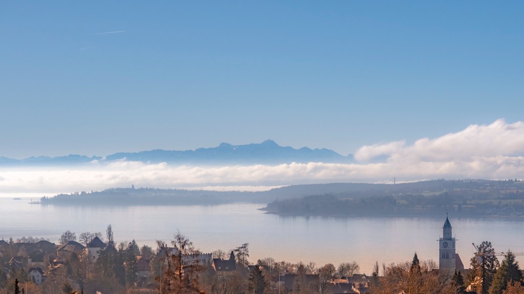 Blick über das Überlinger Münster und den Bodensee Richtung Alpen mit dem Säntis
