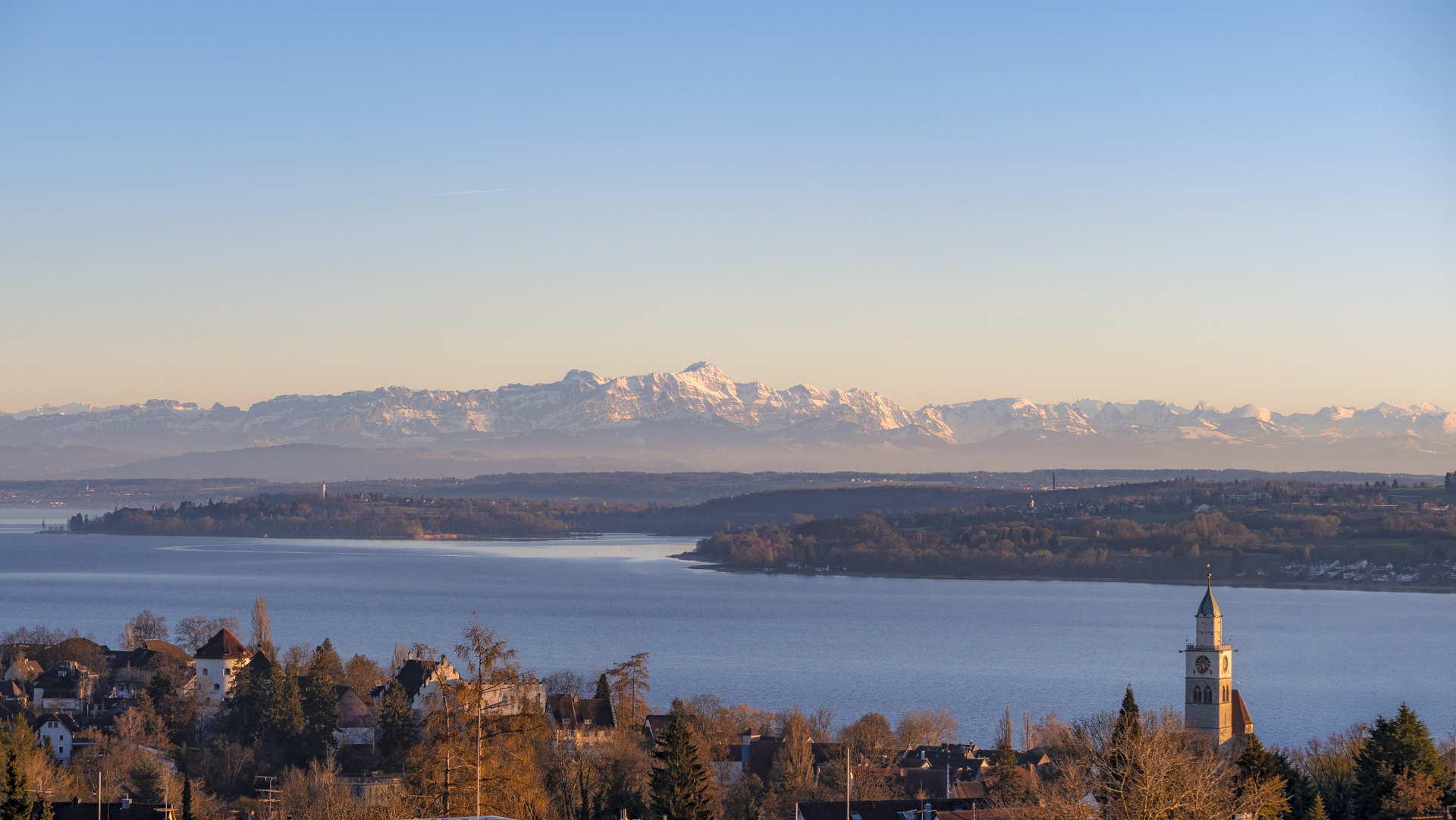 Blick über das Überlinger Münster und den Bodensee Richtung Alpen mit dem Säntis