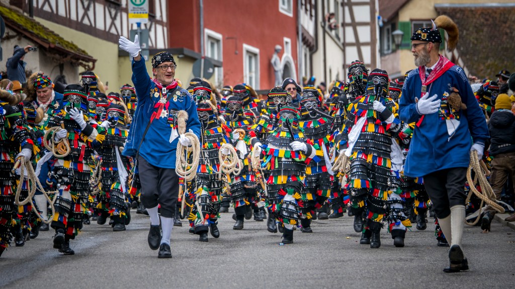 Eine Gruppe von Hänselen im Überlinger Fasnetsumzug